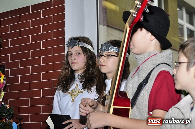 Zdjęcie w galerii na portalu naszraciborz.pl: Św. Mikołaj odwiedził uczniów w SP 18 wiadomości z regionu