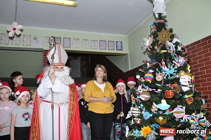 Zdjęcie w galerii na portalu naszraciborz.pl: Św. Mikołaj odwiedził uczniów w SP 18 wiadomości z regionu