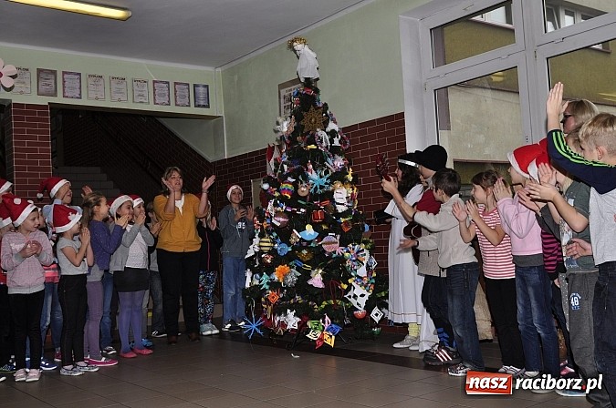 Zdjęcie w galerii na portalu naszraciborz.pl: Św. Mikołaj odwiedził uczniów w SP 18 wiadomości z regionu