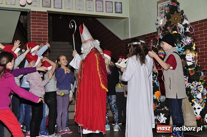 Zdjęcie w galerii na portalu naszraciborz.pl: Św. Mikołaj odwiedził uczniów w SP 18 wiadomości z regionu