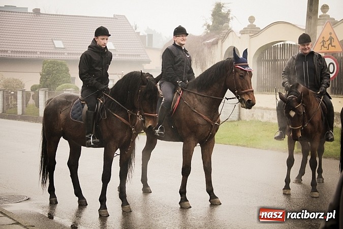 Zdjęcie w galerii na portalu naszraciborz.pl: W Krzanowicach tradycji stało się zadość. Jeźdźcy pojechali do Mikołaszka wiadomości z regionu