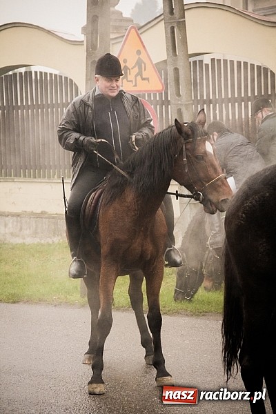 Zdjęcie w galerii na portalu naszraciborz.pl: W Krzanowicach tradycji stało się zadość. Jeźdźcy pojechali do Mikołaszka wiadomości z regionu