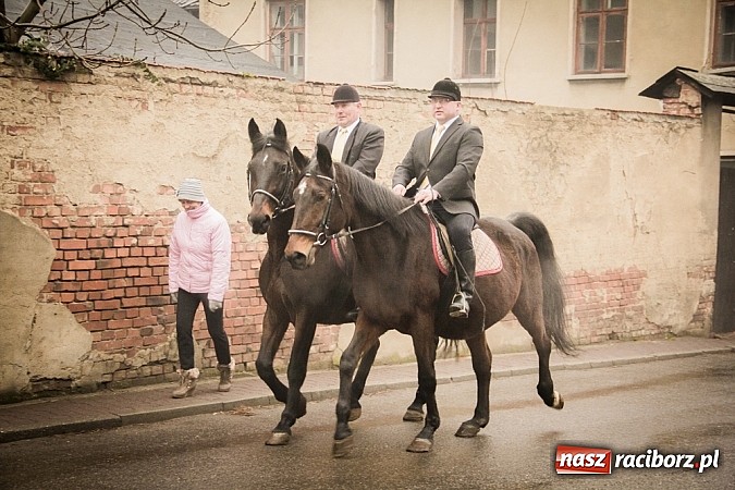 Zdjęcie w galerii na portalu naszraciborz.pl: W Krzanowicach tradycji stało się zadość. Jeźdźcy pojechali do Mikołaszka wiadomości z regionu