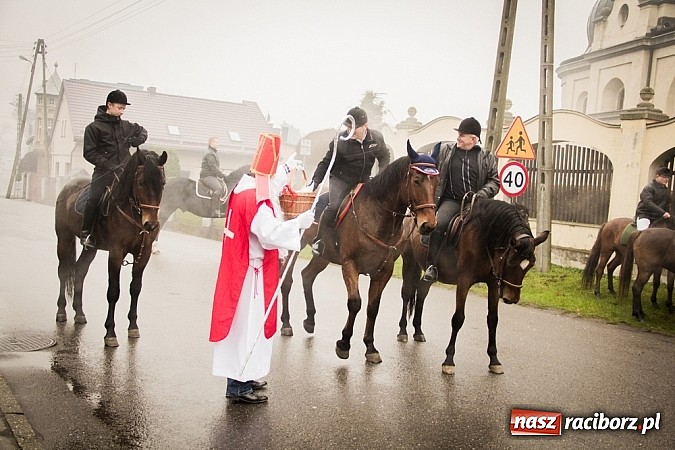 Zdjęcie w galerii na portalu naszraciborz.pl: W Krzanowicach tradycji stało się zadość. Jeźdźcy pojechali do Mikołaszka wiadomości z regionu