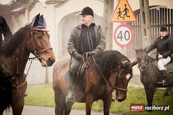 Zdjęcie w galerii na portalu naszraciborz.pl: W Krzanowicach tradycji stało się zadość. Jeźdźcy pojechali do Mikołaszka wiadomości z regionu