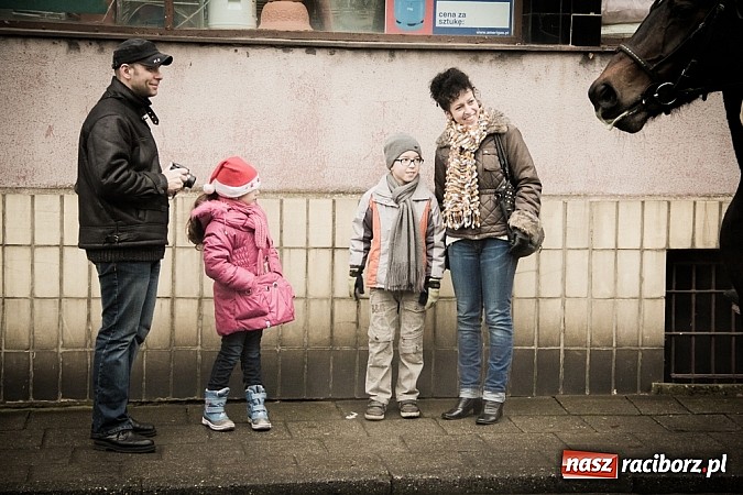 Zdjęcie w galerii na portalu naszraciborz.pl: W Krzanowicach tradycji stało się zadość. Jeźdźcy pojechali do Mikołaszka wiadomości z regionu