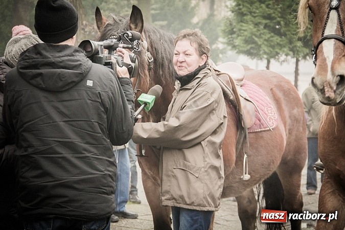 Zdjęcie w galerii na portalu naszraciborz.pl: W Krzanowicach tradycji stało się zadość. Jeźdźcy pojechali do Mikołaszka wiadomości z regionu