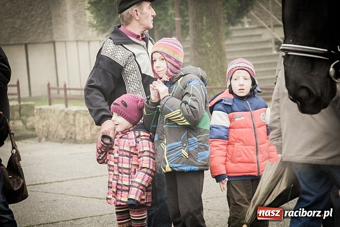 Zdjęcie w galerii na portalu naszraciborz.pl: W Krzanowicach tradycji stało się zadość. Jeźdźcy pojechali do Mikołaszka wiadomości z regionu