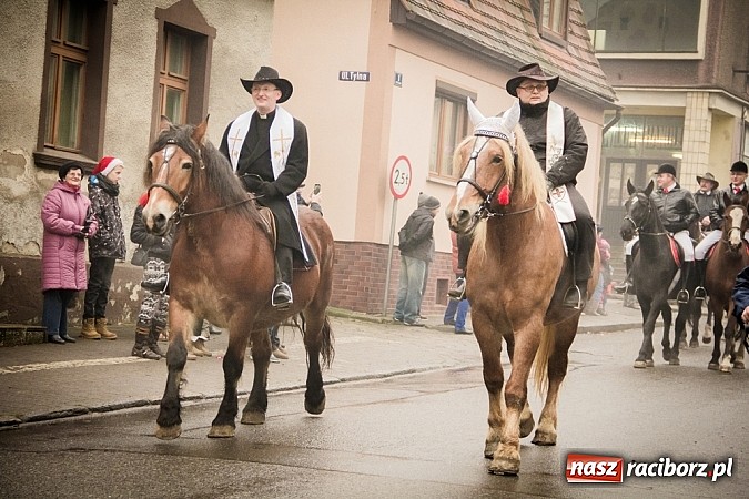 Zdjęcie w galerii na portalu naszraciborz.pl: W Krzanowicach tradycji stało się zadość. Jeźdźcy pojechali do Mikołaszka wiadomości z regionu