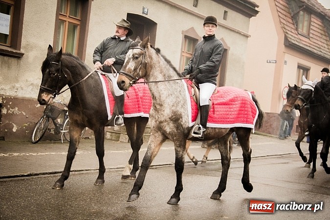 Zdjęcie w galerii na portalu naszraciborz.pl: W Krzanowicach tradycji stało się zadość. Jeźdźcy pojechali do Mikołaszka wiadomości z regionu