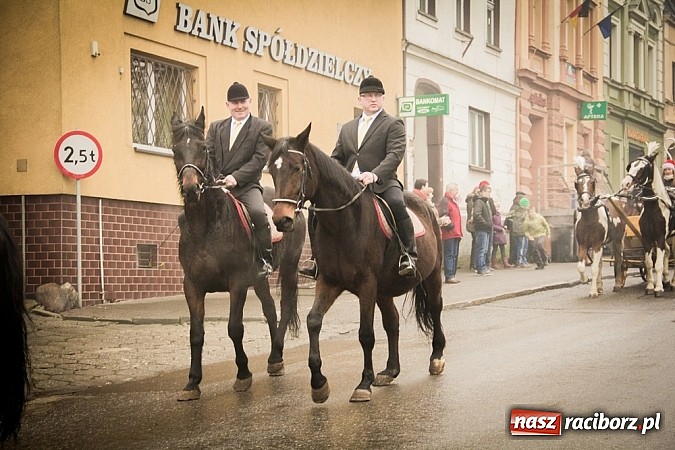 Zdjęcie w galerii na portalu naszraciborz.pl: W Krzanowicach tradycji stało się zadość. Jeźdźcy pojechali do Mikołaszka wiadomości z regionu