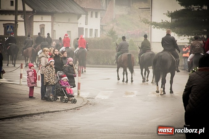 Zdjęcie w galerii na portalu naszraciborz.pl: W Krzanowicach tradycji stało się zadość. Jeźdźcy pojechali do Mikołaszka wiadomości z regionu