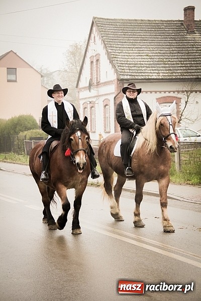 Zdjęcie w galerii na portalu naszraciborz.pl: W Krzanowicach tradycji stało się zadość. Jeźdźcy pojechali do Mikołaszka wiadomości z regionu