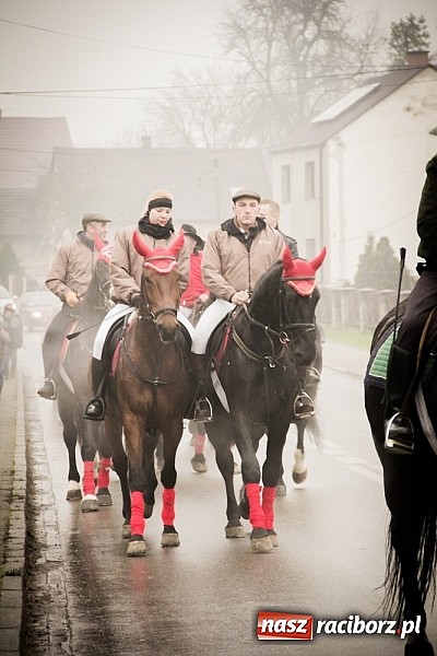 Zdjęcie w galerii na portalu naszraciborz.pl: W Krzanowicach tradycji stało się zadość. Jeźdźcy pojechali do Mikołaszka wiadomości z regionu