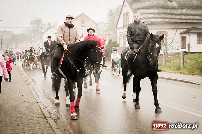 Zdjęcie w galerii na portalu naszraciborz.pl: W Krzanowicach tradycji stało się zadość. Jeźdźcy pojechali do Mikołaszka wiadomości z regionu