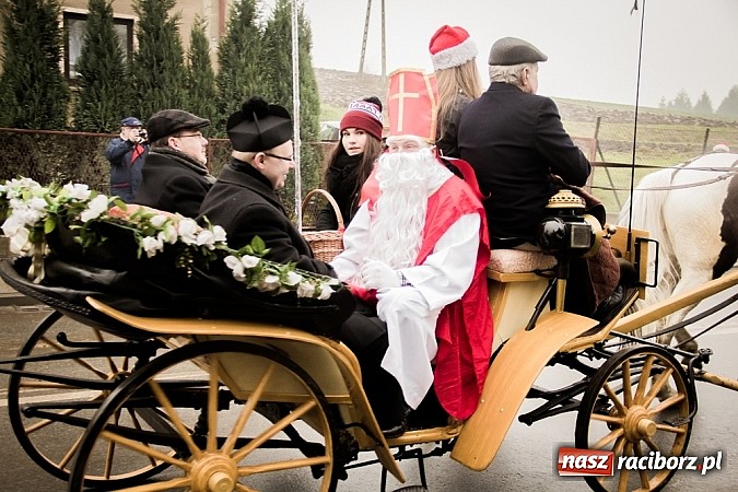 Zdjęcie w galerii na portalu naszraciborz.pl: W Krzanowicach tradycji stało się zadość. Jeźdźcy pojechali do Mikołaszka wiadomości z regionu