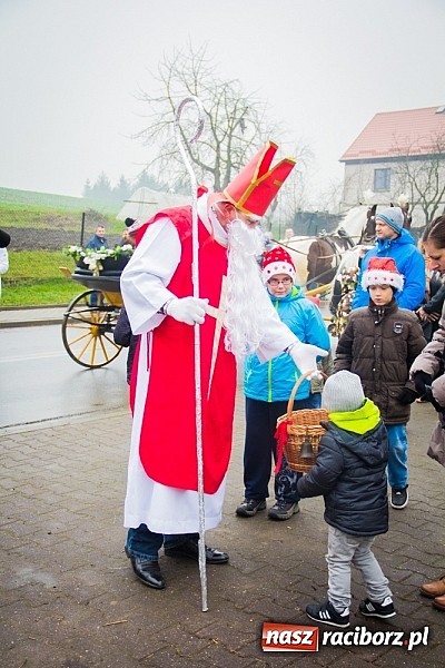 Zdjęcie w galerii na portalu naszraciborz.pl: W Krzanowicach tradycji stało się zadość. Jeźdźcy pojechali do Mikołaszka wiadomości z regionu