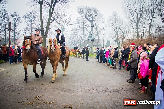 Zdjęcie w galerii na portalu naszraciborz.pl: W Krzanowicach tradycji stało się zadość. Jeźdźcy pojechali do Mikołaszka wiadomości z regionu