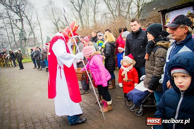 Zdjęcie w galerii na portalu naszraciborz.pl: W Krzanowicach tradycji stało się zadość. Jeźdźcy pojechali do Mikołaszka wiadomości z regionu