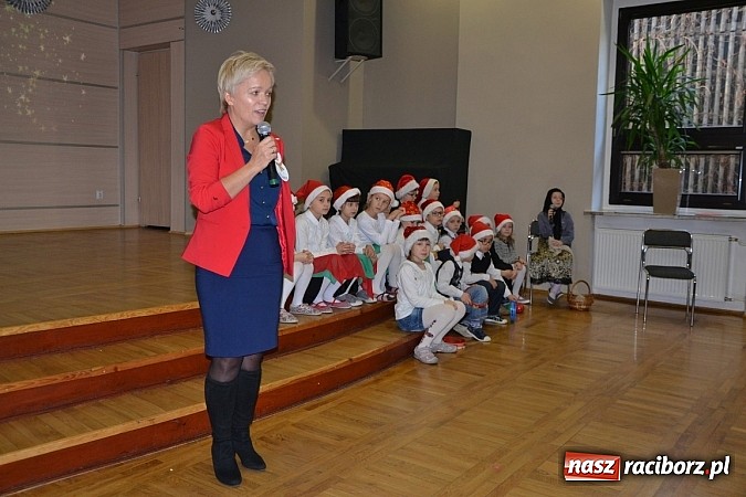 Zdjęcie w galerii na portalu naszraciborz.pl: Święty Mikołaj dzielił prezentami w Tworkowie wiadomości z regionu