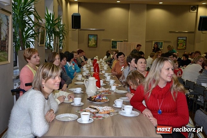 Zdjęcie w galerii na portalu naszraciborz.pl: Święty Mikołaj dzielił prezentami w Tworkowie wiadomości z regionu