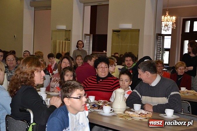 Zdjęcie w galerii na portalu naszraciborz.pl: Święty Mikołaj dzielił prezentami w Tworkowie wiadomości z regionu