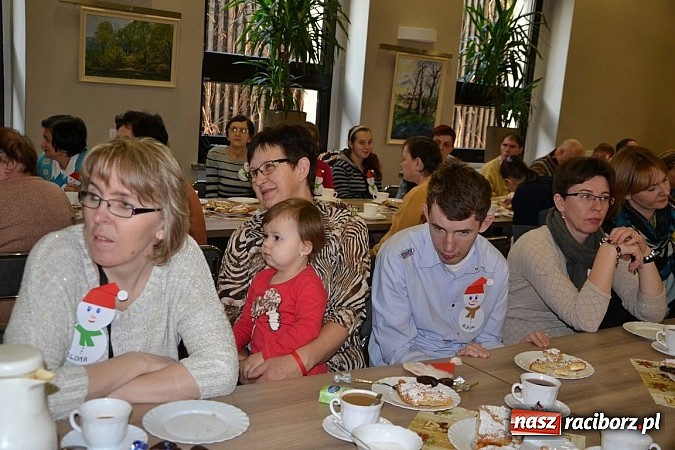 Zdjęcie w galerii na portalu naszraciborz.pl: Święty Mikołaj dzielił prezentami w Tworkowie wiadomości z regionu