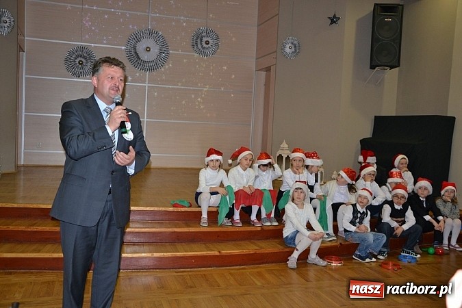 Zdjęcie w galerii na portalu naszraciborz.pl: Święty Mikołaj dzielił prezentami w Tworkowie wiadomości z regionu