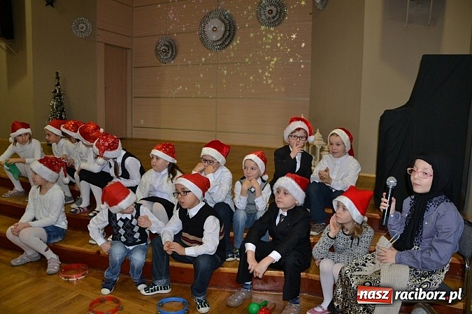 Zdjęcie w galerii na portalu naszraciborz.pl: Święty Mikołaj dzielił prezentami w Tworkowie wiadomości z regionu