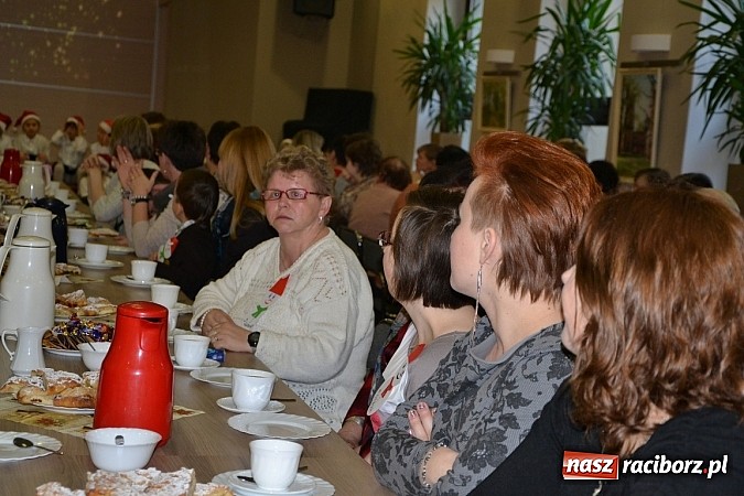 Zdjęcie w galerii na portalu naszraciborz.pl: Święty Mikołaj dzielił prezentami w Tworkowie wiadomości z regionu