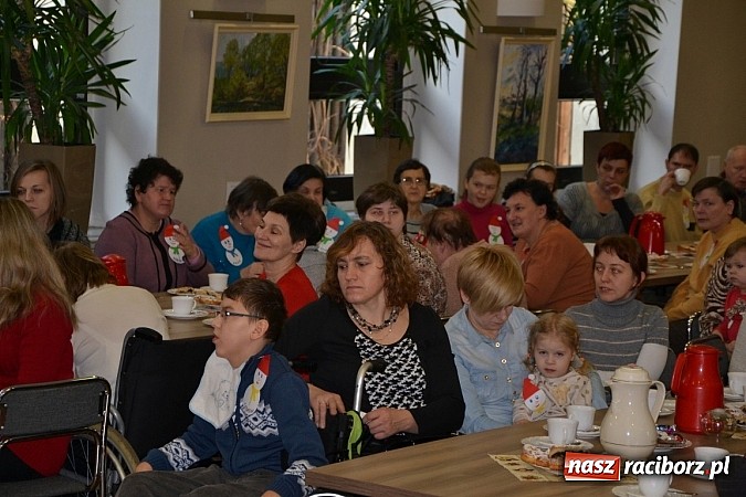 Zdjęcie w galerii na portalu naszraciborz.pl: Święty Mikołaj dzielił prezentami w Tworkowie wiadomości z regionu