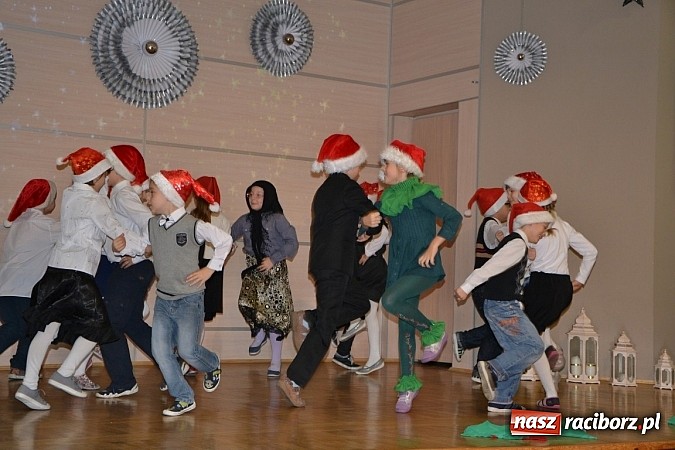 Zdjęcie w galerii na portalu naszraciborz.pl: Święty Mikołaj dzielił prezentami w Tworkowie wiadomości z regionu