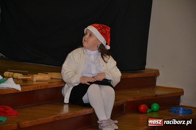 Zdjęcie w galerii na portalu naszraciborz.pl: Święty Mikołaj dzielił prezentami w Tworkowie wiadomości z regionu