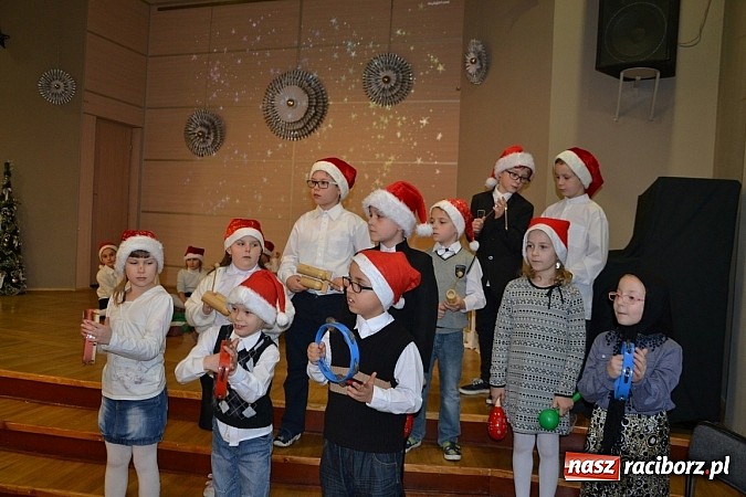 Zdjęcie w galerii na portalu naszraciborz.pl: Święty Mikołaj dzielił prezentami w Tworkowie wiadomości z regionu