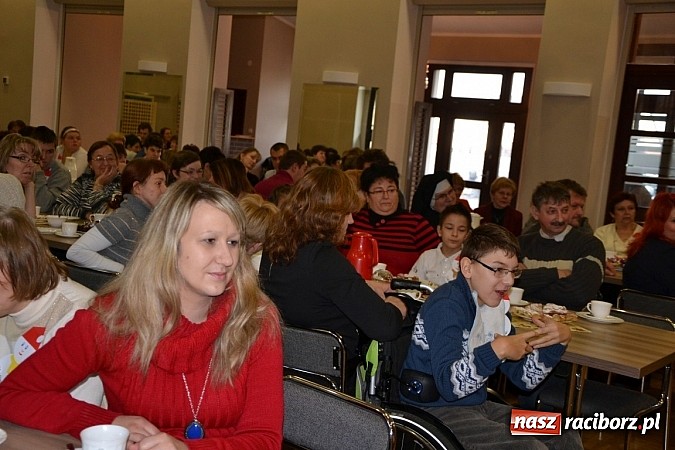 Zdjęcie w galerii na portalu naszraciborz.pl: Święty Mikołaj dzielił prezentami w Tworkowie wiadomości z regionu