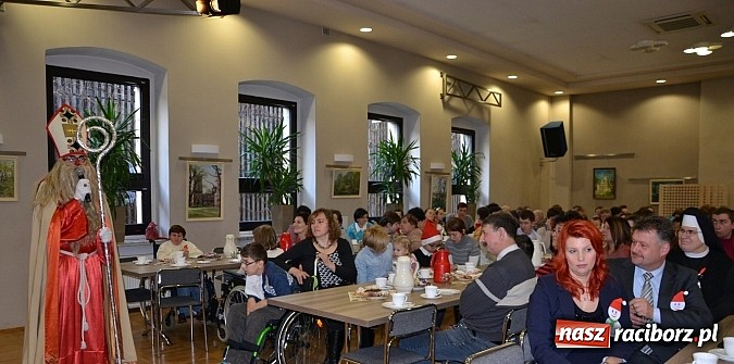 Zdjęcie w galerii na portalu naszraciborz.pl: Święty Mikołaj dzielił prezentami w Tworkowie wiadomości z regionu