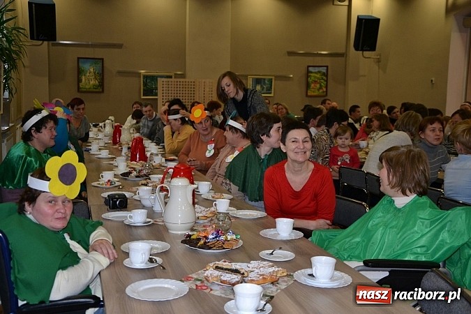 Zdjęcie w galerii na portalu naszraciborz.pl: Święty Mikołaj dzielił prezentami w Tworkowie wiadomości z regionu