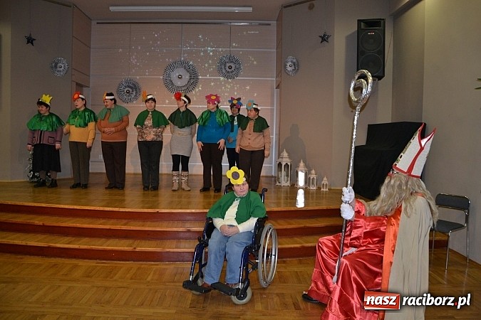 Zdjęcie w galerii na portalu naszraciborz.pl: Święty Mikołaj dzielił prezentami w Tworkowie wiadomości z regionu