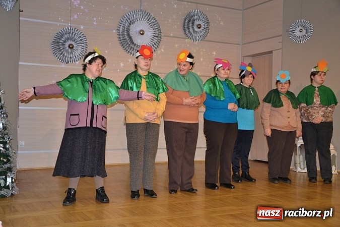 Zdjęcie w galerii na portalu naszraciborz.pl: Święty Mikołaj dzielił prezentami w Tworkowie wiadomości z regionu