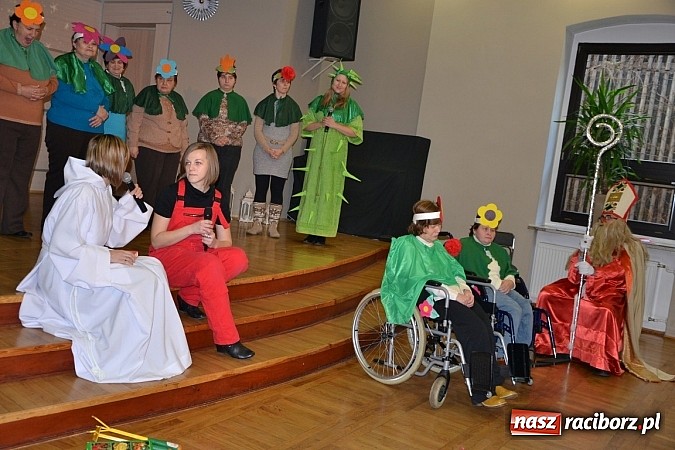 Zdjęcie w galerii na portalu naszraciborz.pl: Święty Mikołaj dzielił prezentami w Tworkowie wiadomości z regionu