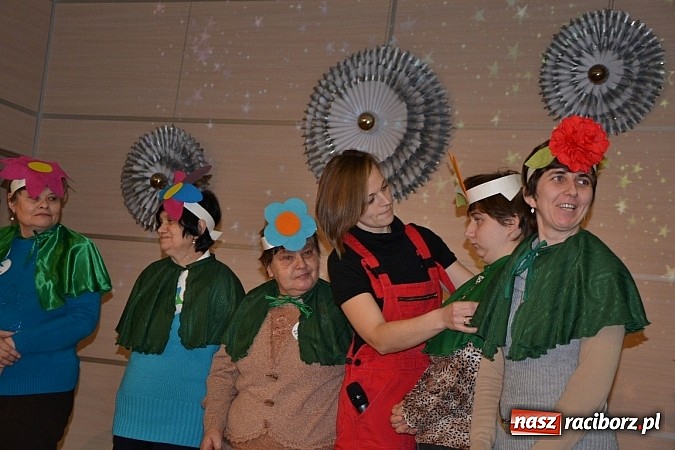 Zdjęcie w galerii na portalu naszraciborz.pl: Święty Mikołaj dzielił prezentami w Tworkowie wiadomości z regionu