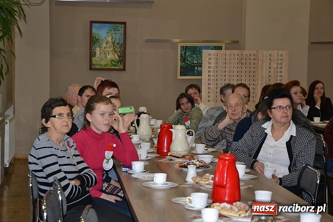 Zdjęcie w galerii na portalu naszraciborz.pl: Święty Mikołaj dzielił prezentami w Tworkowie wiadomości z regionu