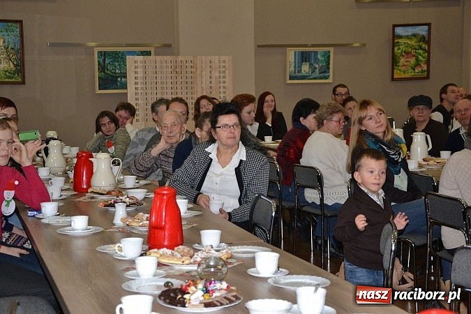 Zdjęcie w galerii na portalu naszraciborz.pl: Święty Mikołaj dzielił prezentami w Tworkowie wiadomości z regionu