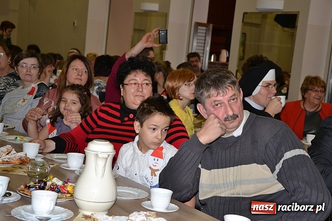 Zdjęcie w galerii na portalu naszraciborz.pl: Święty Mikołaj dzielił prezentami w Tworkowie wiadomości z regionu