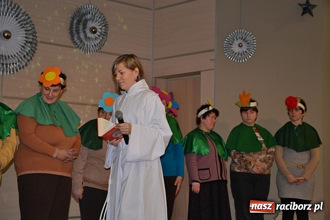 Zdjęcie w galerii na portalu naszraciborz.pl: Święty Mikołaj dzielił prezentami w Tworkowie wiadomości z regionu