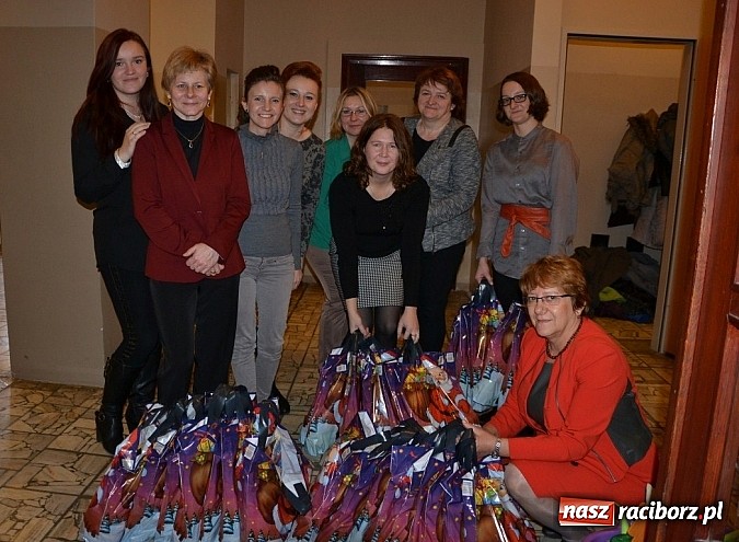 Zdjęcie w galerii na portalu naszraciborz.pl: Święty Mikołaj dzielił prezentami w Tworkowie wiadomości z regionu