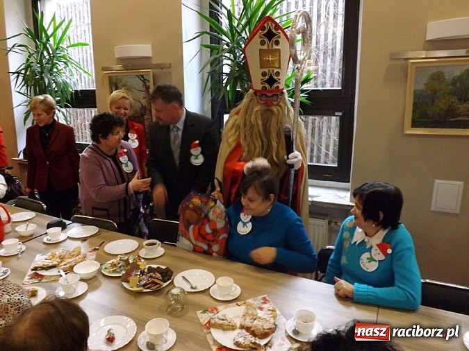 Zdjęcie w galerii na portalu naszraciborz.pl: Święty Mikołaj dzielił prezentami w Tworkowie wiadomości z regionu