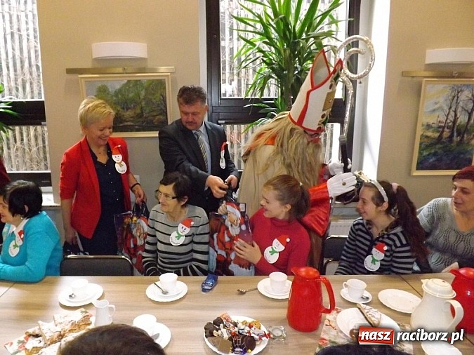 Zdjęcie w galerii na portalu naszraciborz.pl: Święty Mikołaj dzielił prezentami w Tworkowie wiadomości z regionu