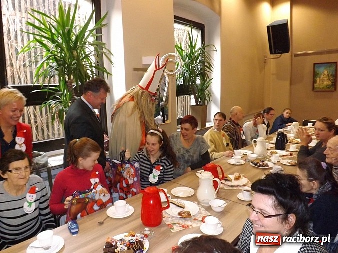 Zdjęcie w galerii na portalu naszraciborz.pl: Święty Mikołaj dzielił prezentami w Tworkowie wiadomości z regionu