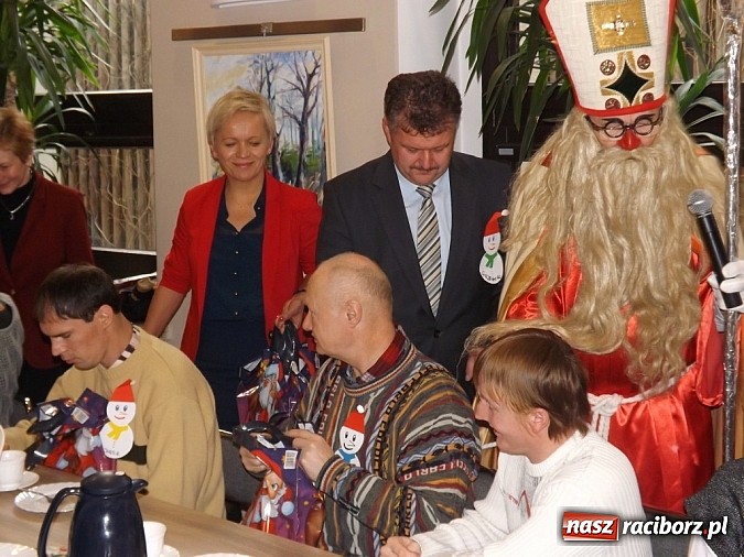 Zdjęcie w galerii na portalu naszraciborz.pl: Święty Mikołaj dzielił prezentami w Tworkowie wiadomości z regionu